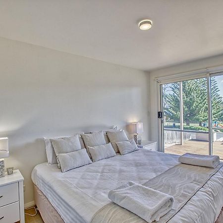 Quarterdeck Apartment Binalong Bay Extérieur photo