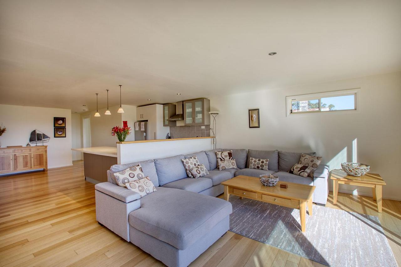 Quarterdeck Apartment Binalong Bay Extérieur photo