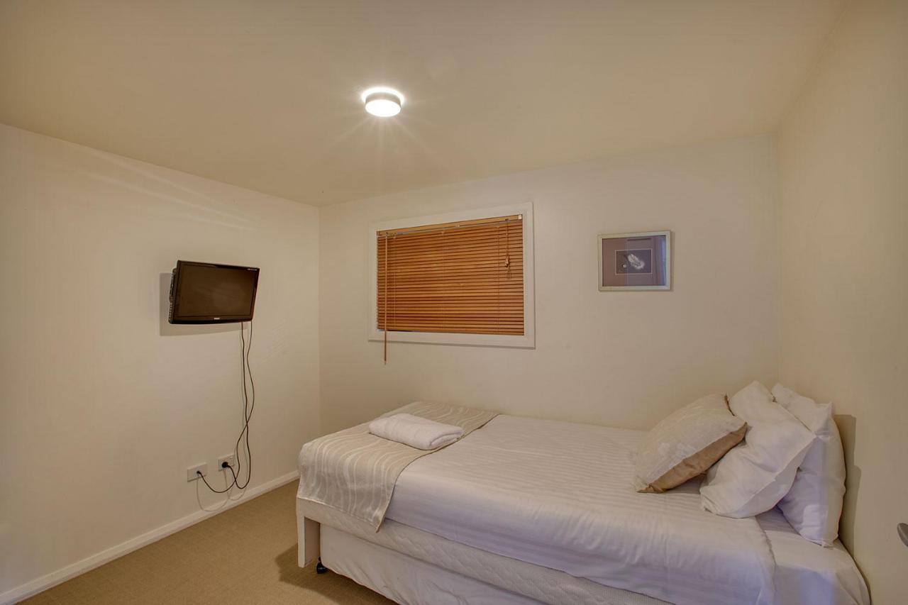 Quarterdeck Apartment Binalong Bay Extérieur photo